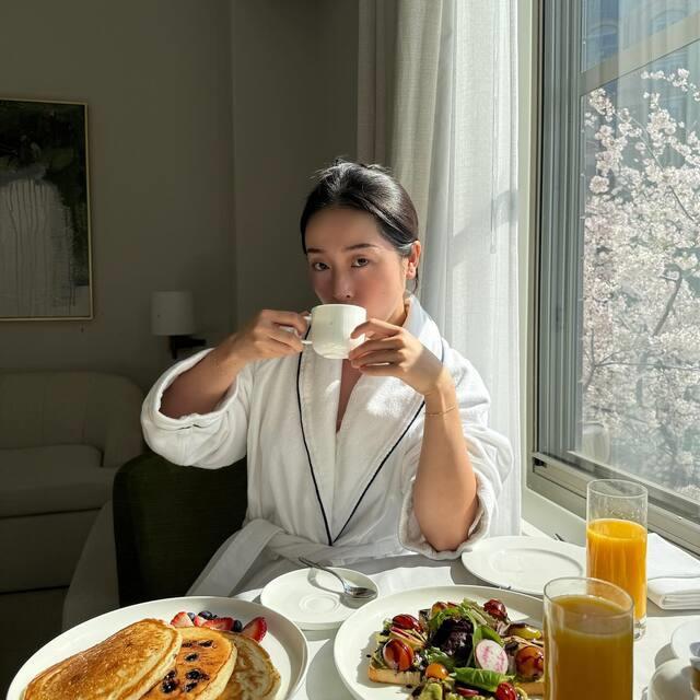 woman eating breakfast